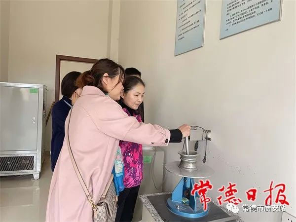 常德市采取“雙隨機(jī)、一公開(kāi)”,抽檢22家預(yù)拌砼、預(yù)拌砂漿生產(chǎn)企業(yè) 常德市采取“雙隨機(jī)、一公開(kāi)”,抽檢22家預(yù)拌砼、預(yù)拌砂漿生產(chǎn)企業(yè)